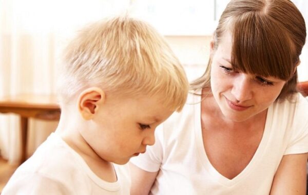 ۵ علت دیر حرف زدن کودک به همراه درمان

